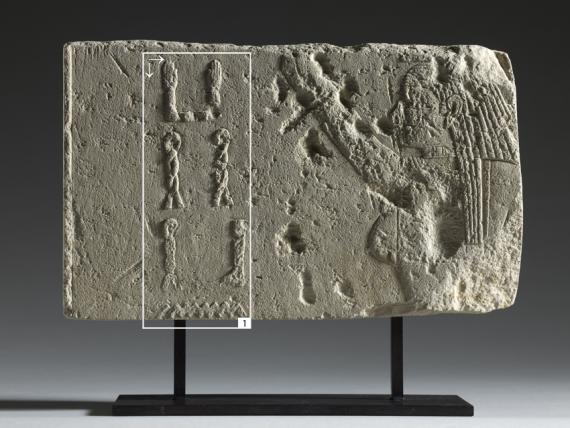 Bas-relief avec porteuse d’offrande, tournée vers la gauche